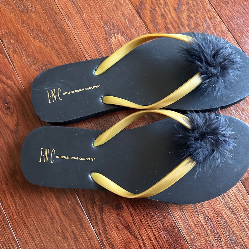 INC. International Concepts Women’s Black and Gold Feather Flip Flop Sandals 6/7